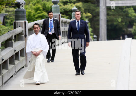 Der britische Premierminister David Cameron geht über die Ujibashi Brücke in der G7-Gipfel-Tour von Ise Jingu Schrein 26. Mai 2016 in Ise, Japan. ISE Jingu ist das wichtigste Heiligtum für Japans indigene Shinto-Religion. Stockfoto