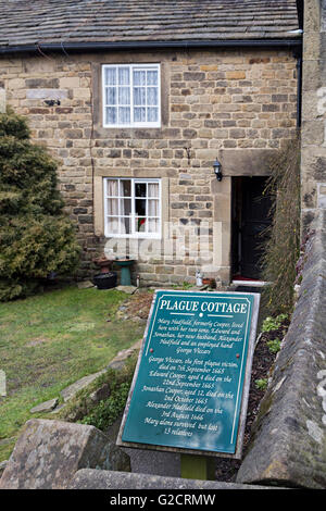 Pest-Cottage-Zeichen und Haus, Eyam, Derbyshire, England, UK Stockfoto