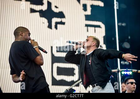 MC Rage (links) und Isaac Holman von Slaves (rechts) treten während des Big Weekend von BBC Radio 1 im Powderham Castle in Exeter mit Chase & Status auf der Bühne auf. Stockfoto