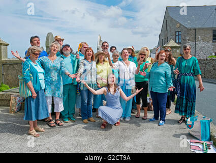 Eine Gemeinschaft Drama Gruppe singen auf der Straße in St.Just in Cornwall, England, UK Stockfoto