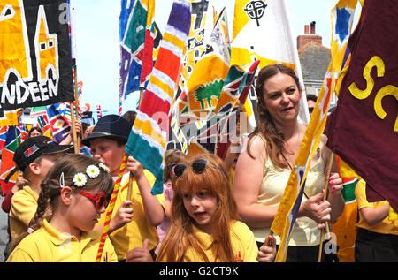 Örtliche Schulen und Familien-Parade durch die Straßen von Penzance Cornwall, England, am Mazey Tag Teil des jährlichen Golowan festival Stockfoto