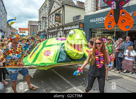 Örtliche Schulen und Familien-Parade durch die Straßen von Penzance Cornwall, England, am Mazey Tag Teil des jährlichen Golowan festival Stockfoto