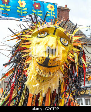 Örtliche Schulen und Familien-Parade durch die Straßen von Penzance Cornwall, England, am Mazey Tag Teil des jährlichen Golowan festival Stockfoto