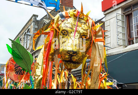 Örtliche Schulen und Familien-Parade durch die Straßen von Penzance Cornwall, England, am Mazey Tag Teil des jährlichen Golowan festival Stockfoto