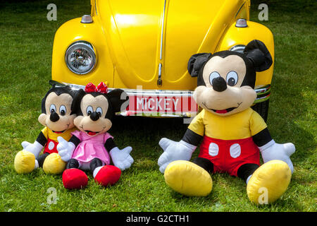 Gelbe VW Käfer und mickey Maus Spielzeug Familie Stockfoto