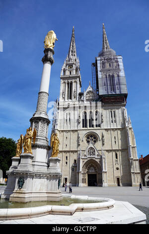 Kathedrale von Zagreb mit Turm-Sanierung und Heilige Maria Denkmal Spalte in Zagreb, Kroatien Stockfoto