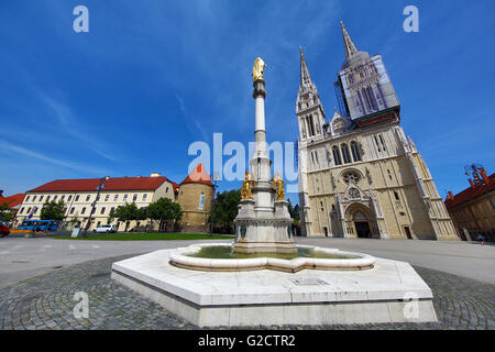 Kathedrale von Zagreb mit Turm-Sanierung und Heilige Maria Denkmal Spalte in Zagreb, Kroatien Stockfoto