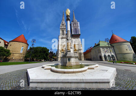 Kathedrale von Zagreb mit Turm-Sanierung und Heilige Maria Denkmal Spalte in Zagreb, Kroatien Stockfoto