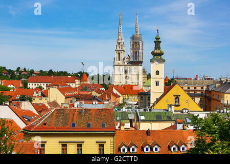 Allgemeine Stadt Skyline Blick auf Kathedrale von Zagreb mit Umbau Turm und der Turm der St. Marienkirche in Zagreb, Kroatien Stockfoto