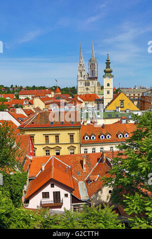 Allgemeine Stadt Skyline Blick auf Kathedrale von Zagreb mit Umbau Turm und der Turm der St. Marienkirche in Zagreb, Kroatien Stockfoto