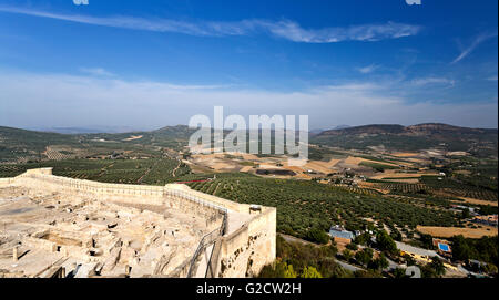 Blick auf die Olivenhaine rund um Fortaleza De La Mota und Stadt Alcalá la Real in Andalusien, Spanien Stockfoto