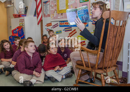 Lehrer zu Schülern in der Klasse lesen Stockfoto