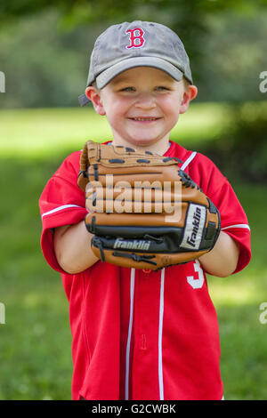 Der Baseballhandschuh ist größer als die 3 Jahre alt. Stockfoto