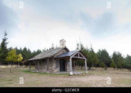 Santa Colomba de Somoza, Spanien: Ermita de Santiago an der Cruz de Hierro (das Eiserne Kreuz). Stockfoto