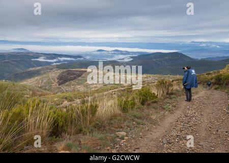 El Bierzo, Spanien: Pilger nimmt ein Foto von den Montes Aquilanos mit seinem Handy. Stockfoto