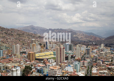 Luftaufnahme der Stadt La Paz in Bolivien an einem bewölkten Tag. Stockfoto