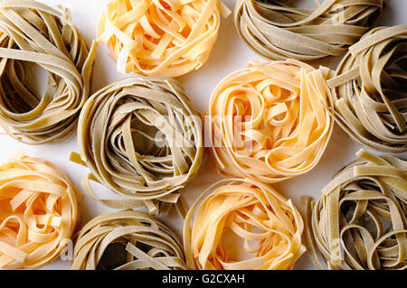 Hintergrund Textur ungekocht Tagliatelle Draufsicht Stockfoto