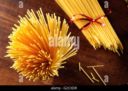 Zusammensetzung der Spaghetti auf der hölzernen Tischplatte-Ansicht Stockfoto