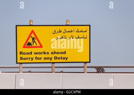 Straßenschild Straßenarbeiten vor in Englisch und Arabisch Stockfoto