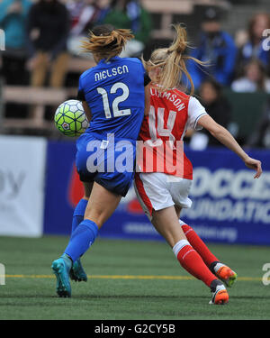 Seattle Reign Paige Nielsen (12) und Arsenals Leah Williamson (14) Kampf um den Ball in ihren internationalen Fußball Freundschaftsspiel im Memorial Stadium, Seattle, WA. Das Freundschaftsspiel endete mit einem 1: 1-Unentschieden. Jeff Halstead/Cal Sport Media, © Jeff Halstead/CSM Stockfoto