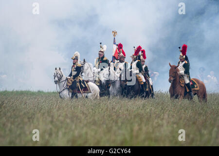 Schierling, Deutschland. 27. Mai 2016. Schauspieler in Kostümen originalgetreu, Re-enacting die Schlacht Eggmuehl von 1809 in Schierling, Deutschland, 27. Mai 2016. Napoleons Truppen traf die österreichischen Armee in Eggmuehl vor zwei Jahrhunderten. Zehntausende Männer waren einander zugewandt, Tausende verloren ihre Leben. Foto: ARMIN WEIGEL/Dpa/Alamy Live-Nachrichten Stockfoto