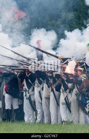 Schierling, Deutschland. 27. Mai 2016. Schauspieler in Kostümen originalgetreu, Re-enacting die Schlacht Eggmuehl von 1809 in Schierling, Deutschland, 27. Mai 2016. Napoleons Truppen traf die österreichischen Armee in Eggmuehl vor zwei Jahrhunderten. Zehntausende Männer waren einander zugewandt, Tausende verloren ihre Leben. Foto: ARMIN WEIGEL/Dpa/Alamy Live-Nachrichten Stockfoto