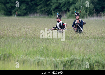 Schierling, Deutschland. 27. Mai 2016. Schauspieler in Kostümen originalgetreu, Re-enacting die Schlacht Eggmuehl von 1809 in Schierling, Deutschland, 27. Mai 2016. Napoleons Truppen traf die österreichischen Armee in Eggmuehl vor zwei Jahrhunderten. Zehntausende Männer waren einander zugewandt, Tausende verloren ihre Leben. Foto: ARMIN WEIGEL/Dpa/Alamy Live-Nachrichten Stockfoto