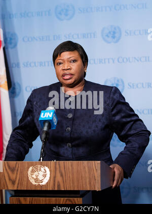 New York, Vereinigte Staaten von Amerika. 26. Mai 2016. Fatou Bensouda, Ankläger des internationalen Strafgerichtshofs (ICC), spricht mit Journalisten nach Unterrichtung der Sicherheitsrat in seiner Sitzung am die Lage in Libyen heute am Hauptsitz UNO in New York. © Luiz Rampelotto/Pacific Press/Alamy Live-Nachrichten Stockfoto