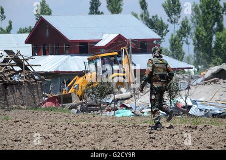 Indien. 27. Mai 2016. Ein Soldat der indischen Armee stürmt auf die Begegnung Website in Kunzer rund 30 Kilometer von Srinagar die Sommerhauptstadt von Kaschmir. In der Begegnung mit Regierungstruppen in Kunzer Bereich des Tangmarg wurden zwei Militante getötet. Die Polizei sagte. Auseinandersetzungen auch in Kunzer ausgebrochen und angrenzende Gebieten bald, nachdem die Leichen von zwei Kämpfern aus den Trümmern des Hauses entfernt wurden, die indische Armee zerstört wurde, durch das Einpflanzen von Sprengstoffen während begegnen. © Faisal Khan/Pacific Press/Alamy Live-Nachrichten Stockfoto