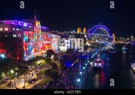 Sydney, Australien 27. Mai 2016: The Vivid Sydney Light Show Festival am 27. Mai 2016 eröffnet.  Das Festival wird voraussichtlich bis zum 18. Juni laufen, mit einer breiten Auswahl an Leuchten, Skulpturen und Installationen. Bildnachweis: Mjmediabox Alamy Live News Stockfoto