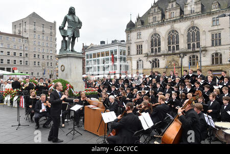 Die Händel-Festspiele Eröffnung mit einem Festakt das Händel-Denkmal auf dem Marktplatz in Halle (Saale), Deutschland, 27. Mai 2016. Der City-Chor-Halle unter der Leitung von Clemens Flaemig (l) singt zusammen mit Pfeiferstuhl Music und dem Kammerorchester der Universität Halle. Unter dem Motto Ehre 'Geschichte, Mythos, Aufklaerung' 120 Veranstaltungen Georg Friedrich Händel, geboren in Halle, bis 12 Juni. Foto: HENDRIK SCHMIDT/dpa Stockfoto