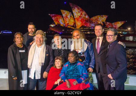 Sydney, Australien 27. Mai 2016: The Vivid Sydney Light Show Festival am 27. Mai 2016 eröffnet.  Das Festival wird voraussichtlich bis zum 18. Juni laufen, mit einer breiten Auswahl an Leuchten, Skulpturen und Installationen. Im Bild ist Stuart Ayres NSW Minister für Handel, Tourismus und Großveranstaltungen posiert mit Künstlern, die dazu beigetragen schaffen die Projektion auf das Sydney Opera House angezeigt. Bildnachweis: Mjmediabox Alamy Live News Stockfoto