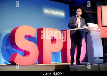 Berlin, Deutschland. 27. Mai 2016. Michael Mueller, regierende Bürgermeister von Berlin, während der Zustand-Parteitag der SPD in Berlin, Deutschland, 27. Mai 2016. Foto: WOLFGANG KUMM/Dpa/Alamy Live News Stockfoto