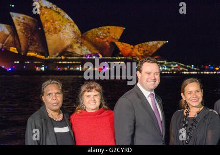 Sydney, Australien 27. Mai 2016: The Vivid Sydney Light Show Festival am 27. Mai 2016 eröffnet.  Das Festival wird voraussichtlich bis zum 18. Juni laufen, mit einer breiten Auswahl an Leuchten, Skulpturen und Installationen. Im Bild ist Stuart Ayres NSW Minister für Handel, Tourismus und Großveranstaltungen posiert mit Künstlern, die dazu beigetragen schaffen die Projektion auf das Sydney Opera House angezeigt. Bildnachweis: Mjmediabox Alamy Live News Stockfoto