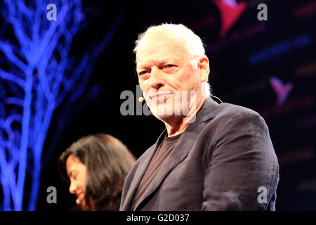 Heu-Festival - Freitag, 27. Mai 2016 - Gitarrist Dave Gilmour und seine Schriftsteller Lyriker Frau Polly Samson auf der Bühne Hay Festival am zweiten Abend sprechen ihre über ihr neuestes Album Rattle, dass sperren. Stockfoto