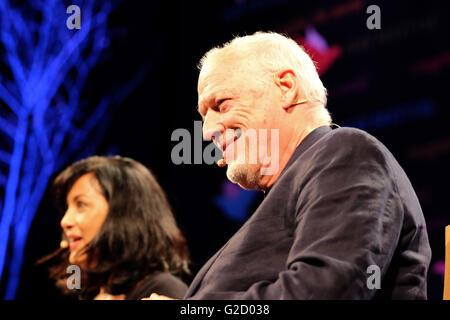 Heu-Festival - Freitag, 27. Mai 2016 - Gitarrist Dave Gilmour und seine Schriftsteller/Texter Frau Polly Samson auf der Bühne Hay Festival am zweiten Abend sprechen ihre über ihr neuestes Album Rattle, dass sperren. Stockfoto