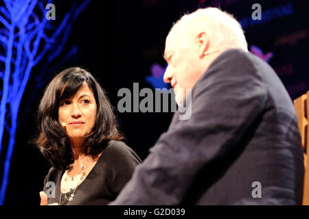 Hay Festival - Mai 2016 - Gitarrist Dave Gilmour und seine Schriftsteller Lyriker Frau Polly Samson auf der Bühne Hay Festival am zweiten Abend zu sprechen, die Ihre über ihr neuestes Album, das Schloss zu rattern. Stockfoto