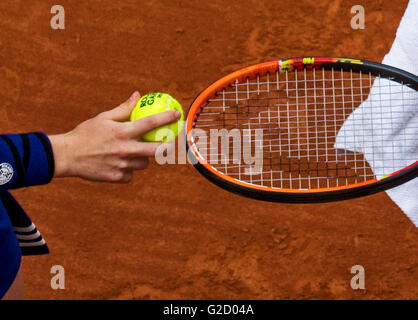 Paris, Frankreich.  27. Mai 2016. Tennis, Roland Garros, Ballgirl Handig Tennisbal an einen Spieler Credit: Henk Koster/Alamy Live News Stockfoto