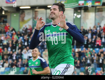 Fußball-Stadion, Belfast, Vereinigtes Königreich. 27. Mai 2016. Northern Ireland Kyle Lafferty feiert sein Tor in der Vauxhall internationale Freundschaftsspiele zwischen Nordirland und Weißrussland. Bildnachweis: David Hunter/Alamy Live-Nachrichten Stockfoto