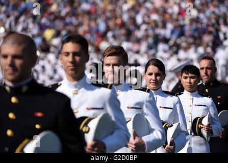 Annapolis, USA. 27. Mai 2016. Absolventinnen und Absolventen besuchen ihre Abschlussfeier an der US Naval Academy (USNA) in Annapolis, Maryland, USA, 27. Mai 2016. Mehr als 1000 Absolventen Freitag von USNA. © Yin Bogu/Xinhua/Alamy Live-Nachrichten Stockfoto