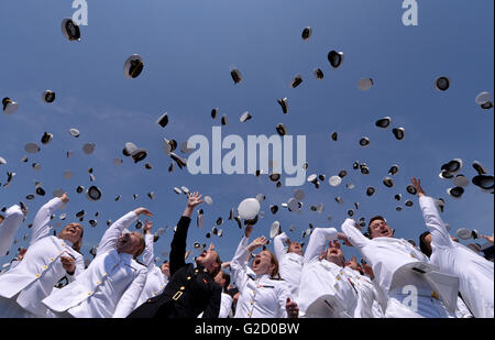 Annapolis, USA. 27. Mai 2016. Absolventinnen und Absolventen werfen ihre Kappen während ihrer Abschlussfeier an der US Naval Academy (USNA) in Annapolis, Maryland, USA, 27. Mai 2016. Mehr als 1000 Absolventen Freitag von USNA. © Yin Bogu/Xinhua/Alamy Live-Nachrichten Stockfoto