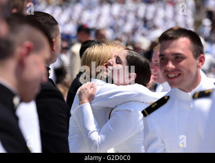 Annapolis, USA. 27. Mai 2016. Absolventinnen und Absolventen umarmen einander während ihrer Abschlussfeier an der US Naval Academy (USNA) in Annapolis, Maryland, USA, 27. Mai 2016. Mehr als 1000 Absolventen Freitag von USNA. © Yin Bogu/Xinhua/Alamy Live-Nachrichten Stockfoto