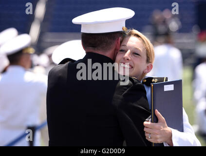 Annapolis, USA. 27. Mai 2016. Absolventinnen und Absolventen umarmen einander während ihrer Abschlussfeier an der US Naval Academy (USNA) in Annapolis, Maryland, USA, 27. Mai 2016. Mehr als 1000 Absolventen Freitag von USNA. © Yin Bogu/Xinhua/Alamy Live-Nachrichten Stockfoto