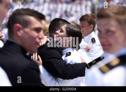 Annapolis, USA. 27. Mai 2016. Absolventinnen und Absolventen umarmen einander während ihrer Abschlussfeier an der US Naval Academy (USNA) in Annapolis, Maryland, USA, 27. Mai 2016. Mehr als 1000 Absolventen Freitag von USNA. © Yin Bogu/Xinhua/Alamy Live-Nachrichten Stockfoto