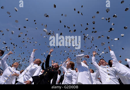 Annapolis, USA. 27. Mai 2016. Absolventinnen und Absolventen werfen ihre Kappen während ihrer Abschlussfeier an der US Naval Academy (USNA) in Annapolis, Maryland, USA, 27. Mai 2016. Mehr als 1000 Absolventen Freitag von USNA. © Yin Bogu/Xinhua/Alamy Live-Nachrichten Stockfoto