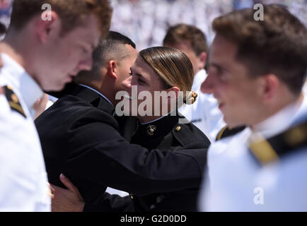 Annapolis, USA. 27. Mai 2016. Absolventinnen und Absolventen umarmen einander während ihrer Abschlussfeier an der US Naval Academy (USNA) in Annapolis, Maryland, USA, 27. Mai 2016. Mehr als 1000 Absolventen Freitag von USNA. © Yin Bogu/Xinhua/Alamy Live-Nachrichten Stockfoto