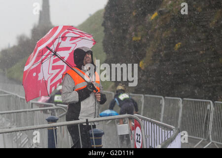 Radfahrer reiten im strömenden Regen während der Stadt und Kleid Rennen, ein lustiges Rennen für alle gehen als Teil eines Zyklus Festival zu haben. Credit: Ian Jones/Alamy leben Nachrichten Stockfoto