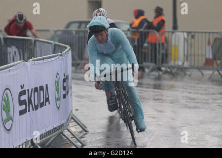 Radfahrer reiten im strömenden Regen während der Stadt und Kleid Rennen, ein lustiges Rennen für alle gehen als Teil eines Zyklus Festival zu haben. Credit: Ian Jones/Alamy leben Nachrichten Stockfoto