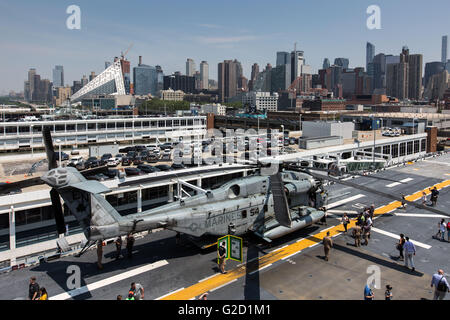 New York, USA. 27. Mai 2016. New York, Pier 88 während der 28. jährlichen New York Fleet Week in New York. 27. Mai 2016. Abgebildet ist ein Sikorsky CH-53E Super Stallion-Hubschrauber an Bord der USS Bataan (LHD-5), Wasp-Klasse amphibischen Angriff Schiff angedockt am Pier 88 in der 28. jährlichen New Yorker Fleet Week in New York, USA am 27. Mai 2016. New Yorker Fleet Week findet vom 25 Mai bis 30. Mai, wo hundert Männer und Frauen in den Streitkräften als Teil des Memorial Day Gedenkfeiern New York City besuchen. Bildnachweis: Li Muzi/Xinhua/Alamy Live-Nachrichten Stockfoto