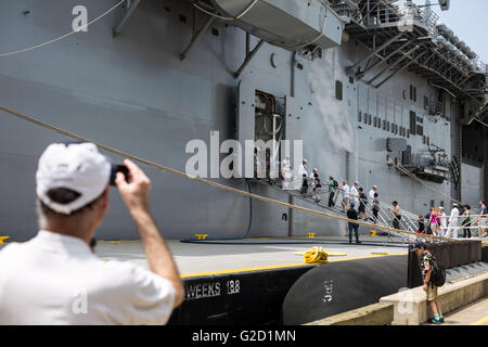 New York, USA. 27. Mai 2016. New York, Manhattan während der 28. jährlichen New York Fleet Week in New York. 27. Mai 2016. Foto von der USS Bataan (LHD-5), Wasp-Klasse amphibischen Angriff Schiff in Manhattan während der 28. jährlichen New Yorker Fleet Week in New York, USA am 27. Mai 2016 nimmt ein Besucher. New Yorker Fleet Week findet vom 25 Mai bis 30. Mai, wo hundert Männer und Frauen in den Streitkräften als Teil des Memorial Day Gedenkfeiern New York City besuchen. Bildnachweis: Li Muzi/Xinhua/Alamy Live-Nachrichten Stockfoto